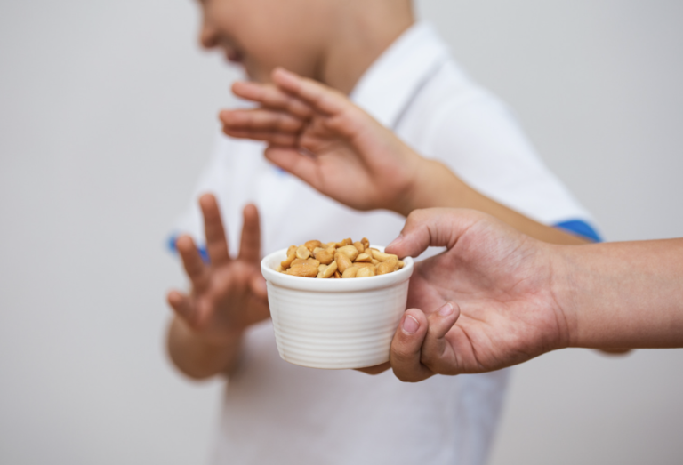 How to manage and avoid food allergies in children