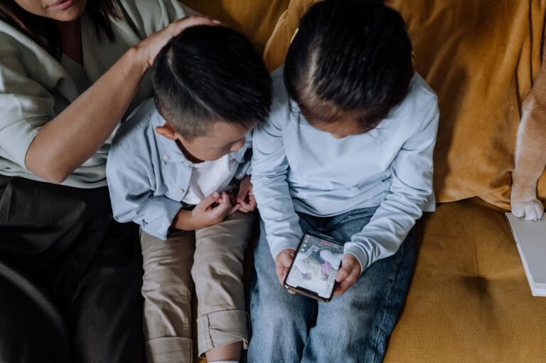 Balancing Screen Time & Play: Smart Parenting in a Digital World – Unified Caring Association Tips